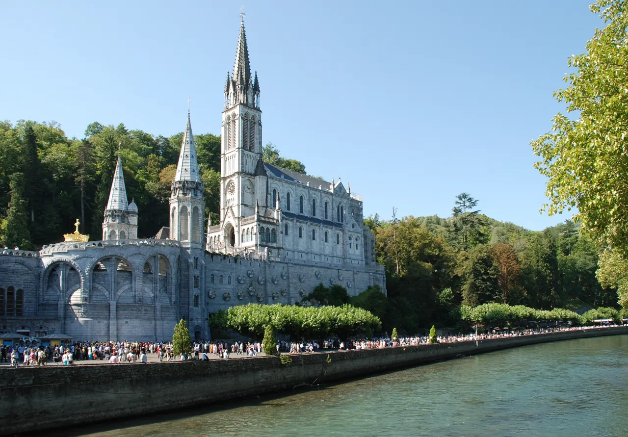 La basilique de Lourdes au bord du gave