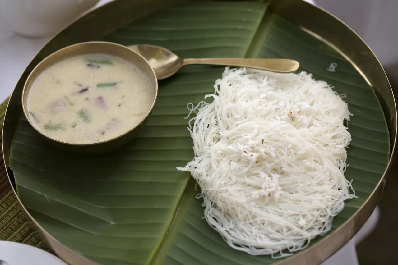 Idiyappam et sothi sur feuille de bananier