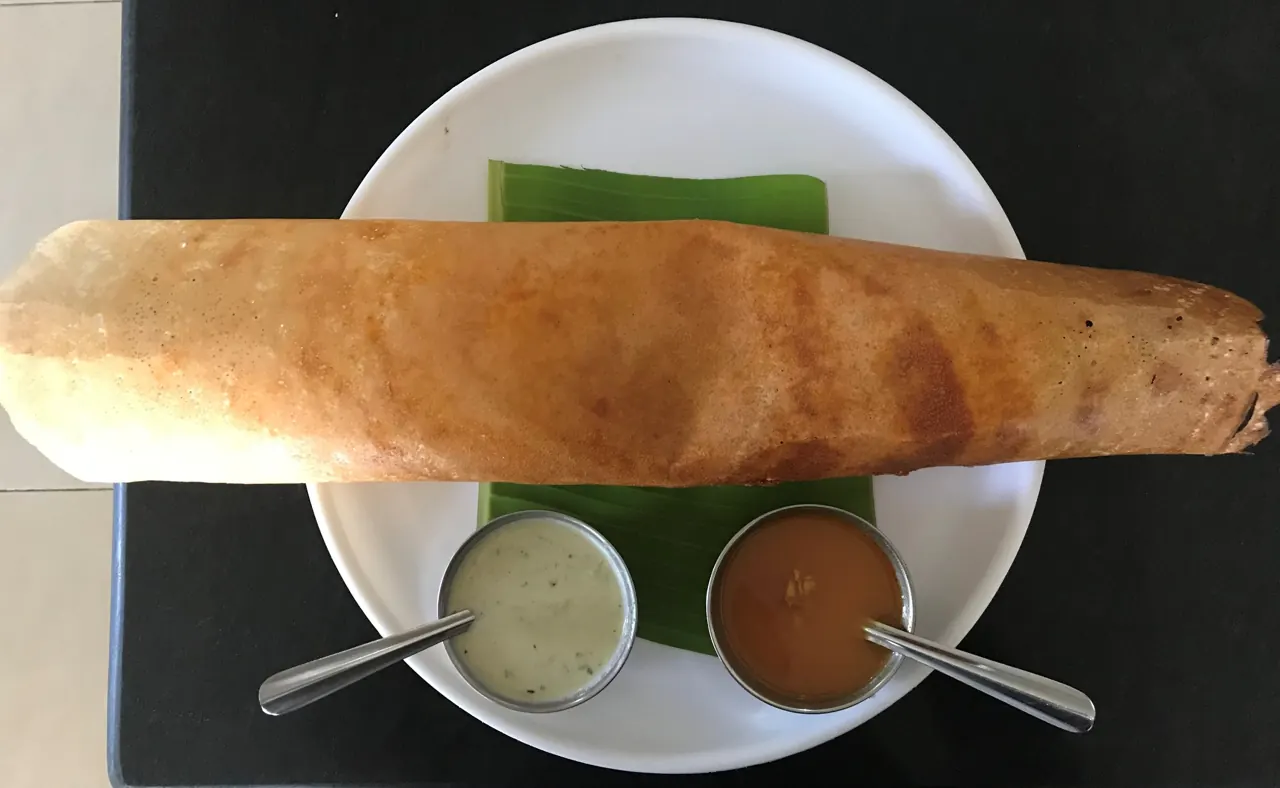 Masala dosa servi avec sambar et chutney de coco