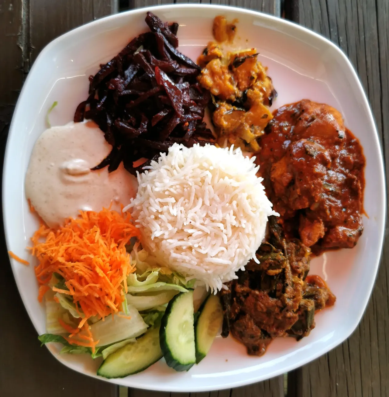 Assiette de riz et currys à la sri-lankaise